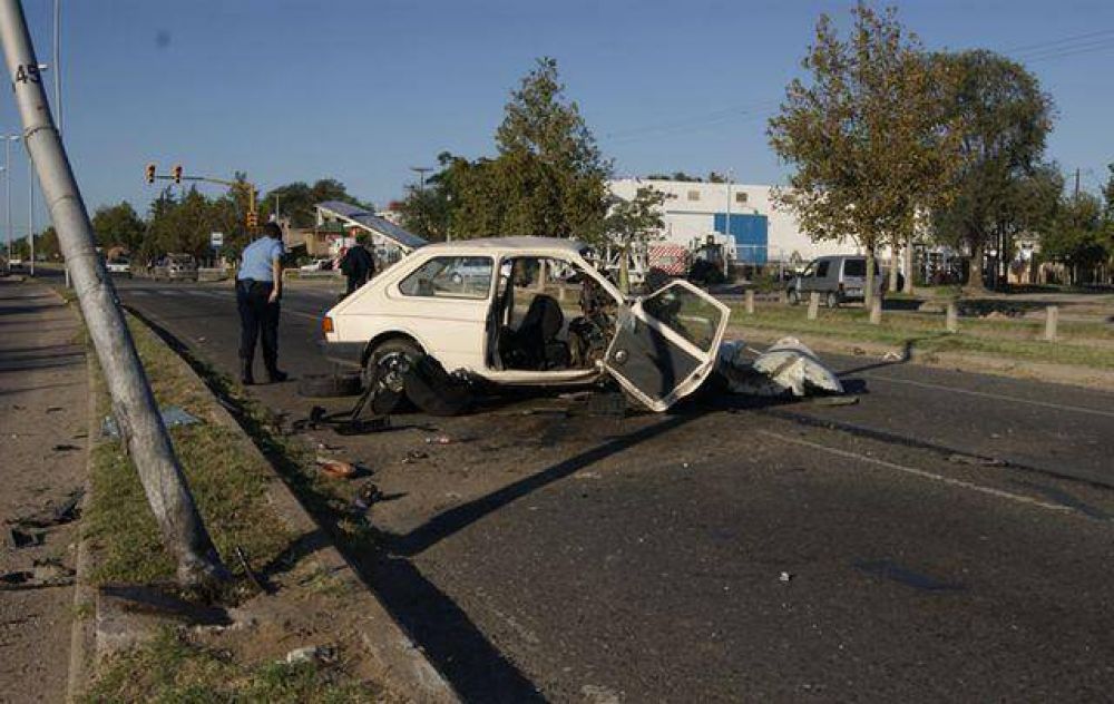 Muri� el joven que choc� contra un poste en ruta 5