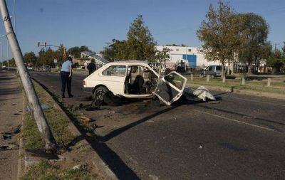 Muri� el joven que choc� contra un poste en ruta 5
