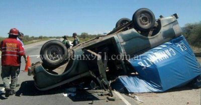 Camioneta con harina y espuma volc� sobre ruta 38