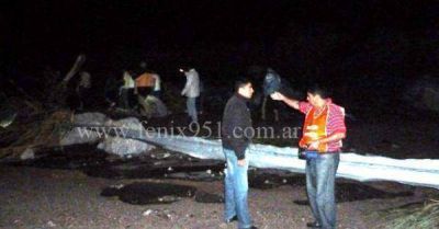 Por la crecida del r�o, qued� interrumpido el paso en el puente de Miranda