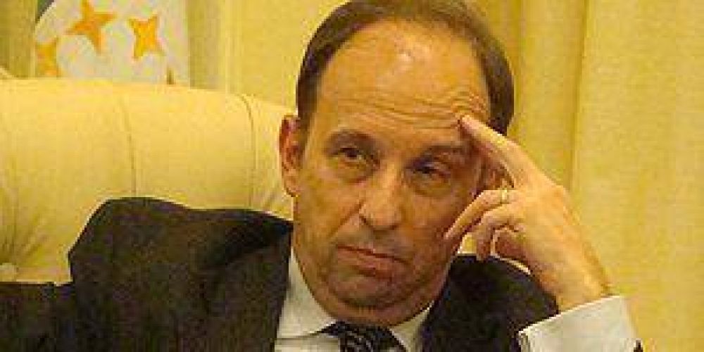 Investigan a polic�as por apremio ilegal
