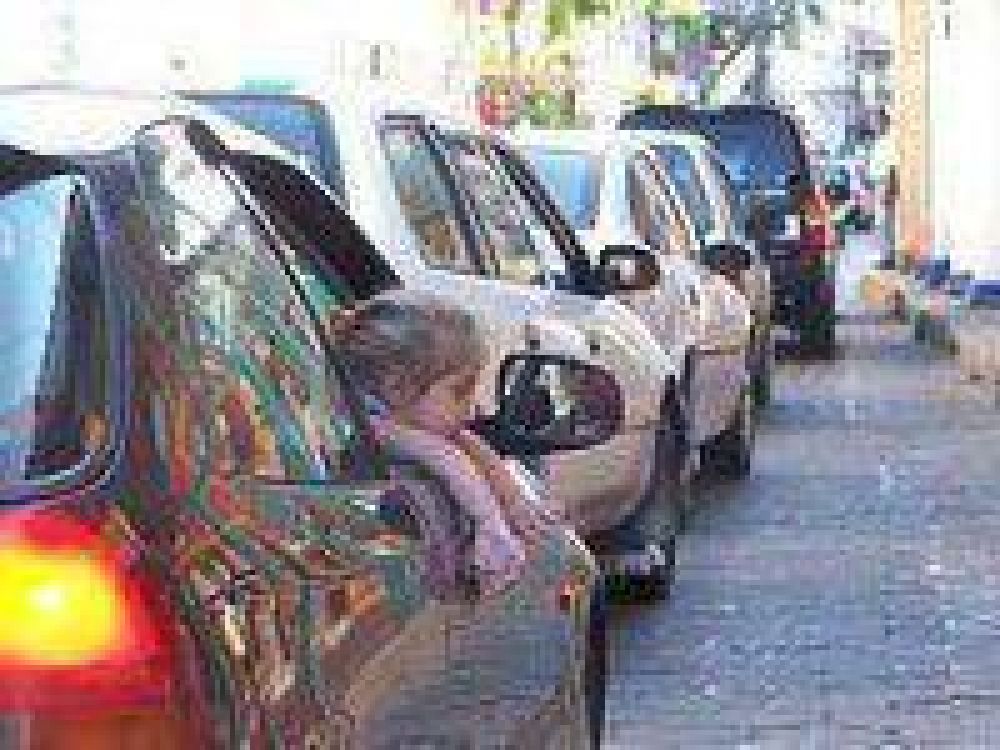 Veh�culos en doble fila para cargar combustible