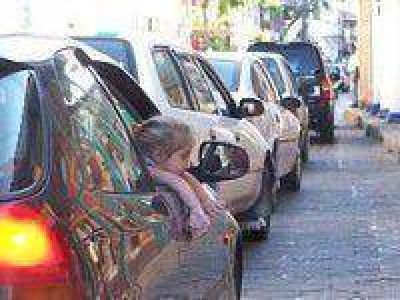 Veh�culos en doble fila para cargar combustible