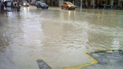Un temporal gener� inundaciones en Madryn y dej� tres familias evacuadas