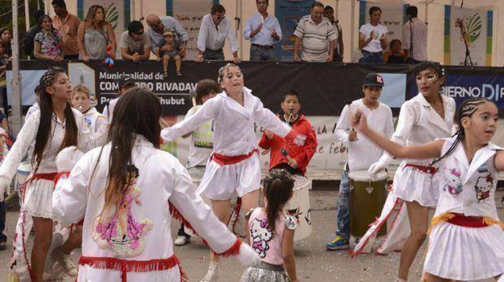Las murgas desfilaron ante un masivo p�blico en el Carnaval  de la Alegr�a