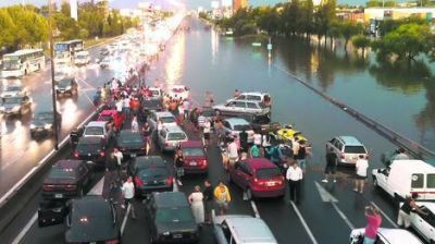 Fuerte tormenta: Un diluvio con viento y granizo castig� a la Ciudad y el GBA