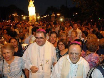 Cientos de fieles cat�licos marcharon en procesi�n hasta la Iglesia de El Challao