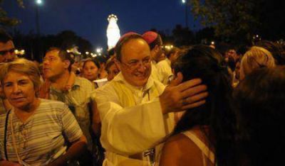 El nuevo arzobispo presidi� la procesi�n en El Challao