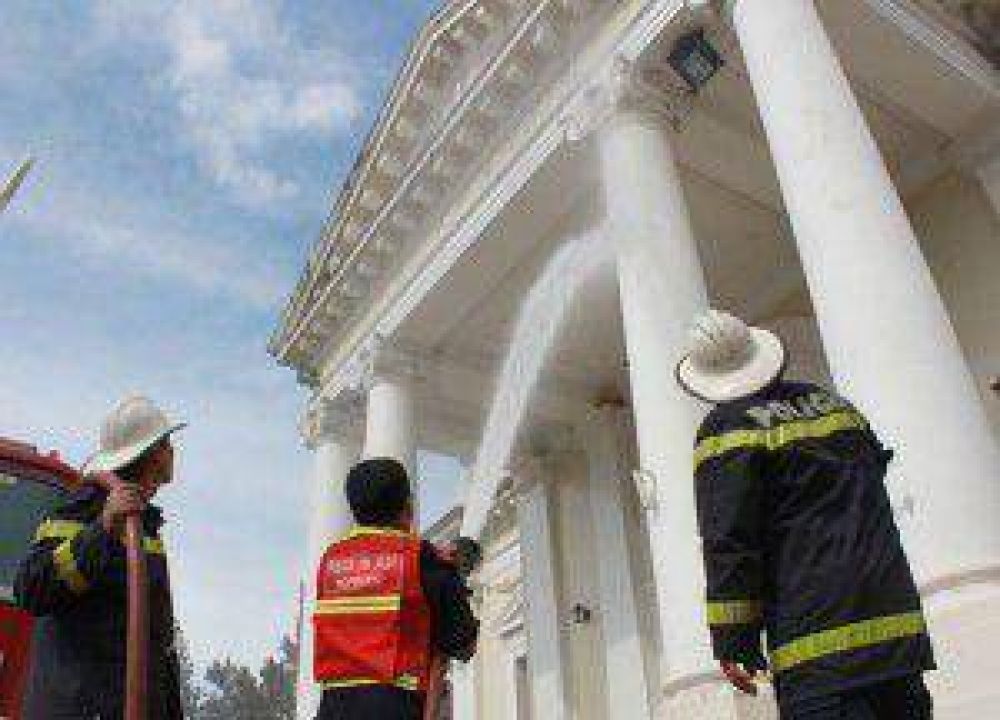 Cementerio El Salvador: se realizan tareas de limpieza y mantenimiento