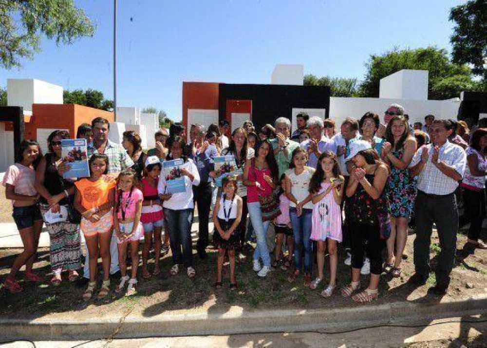 El Gobierno entreg� cinco viviendas en la localidad de Cortaderas