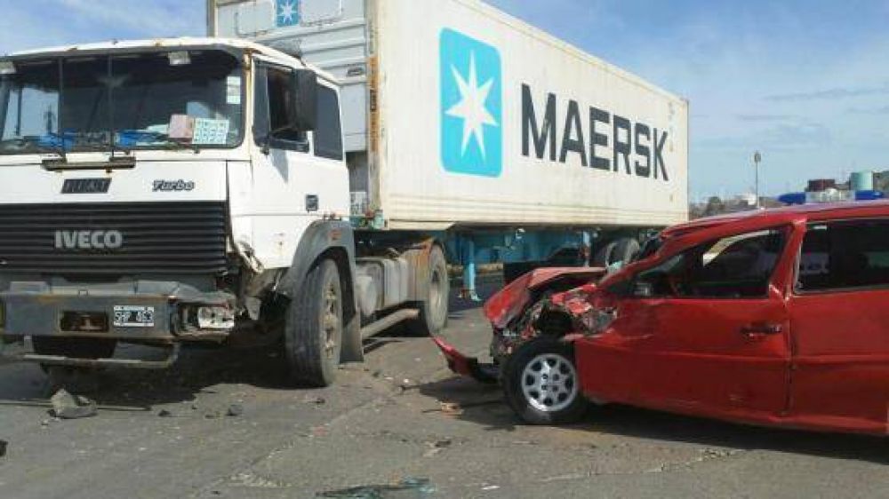 Se salv� de milagro tras colisionar con un cami�n