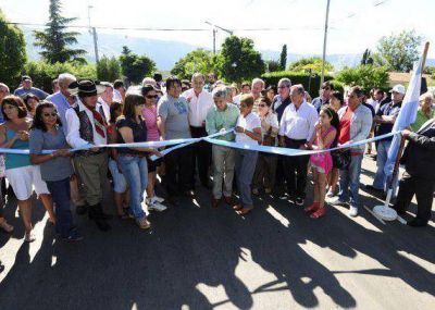 El Gobernador inaugur� pavimento en Merlo