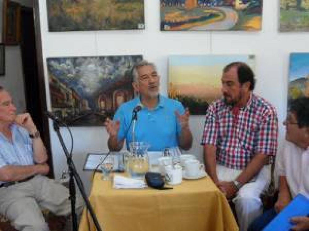 Alberto particip� de un foro en homenaje al poeta Ag�ero
