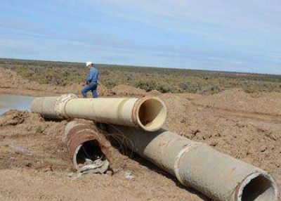 Ponen en duda la calidad de los materiales para reparar acueducto