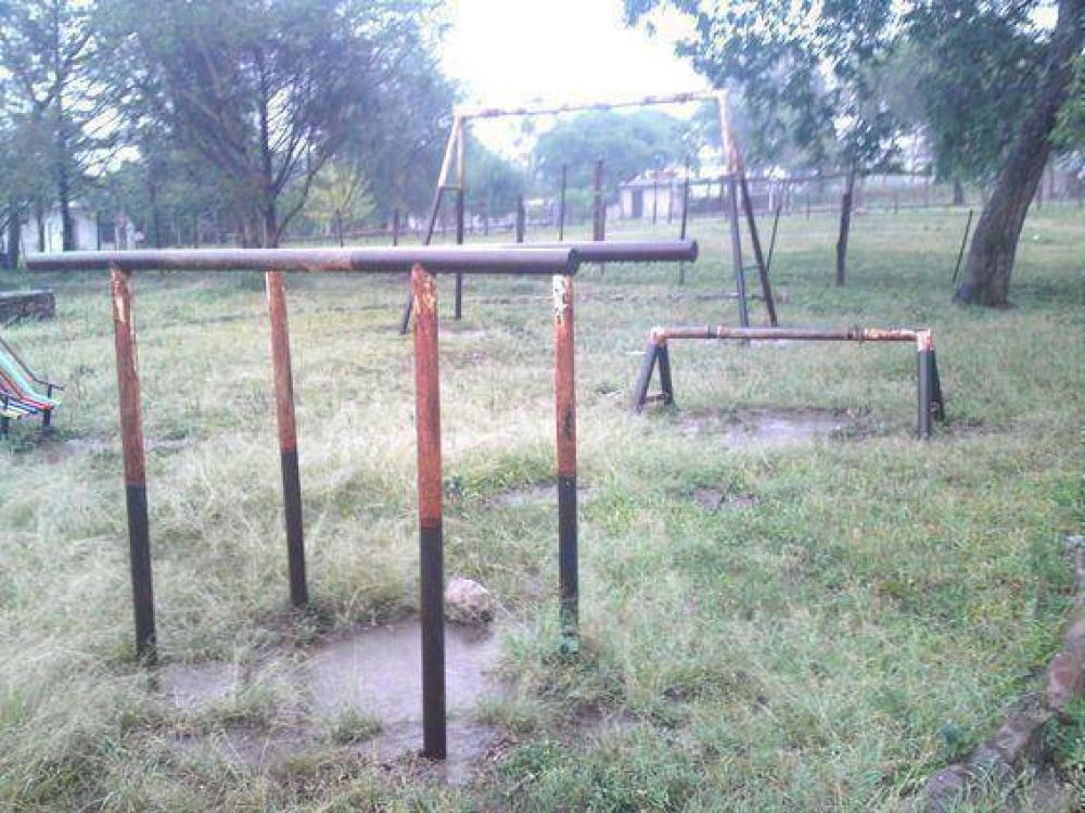 Bregan por arreglos en una plazoleta
