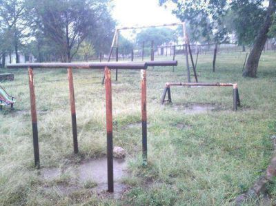 Bregan por arreglos en una plazoleta