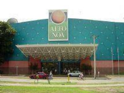 Impiden trabajar a un movilero radial en el shopping