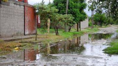 Desborde de cloacas en la puerta de sus casas