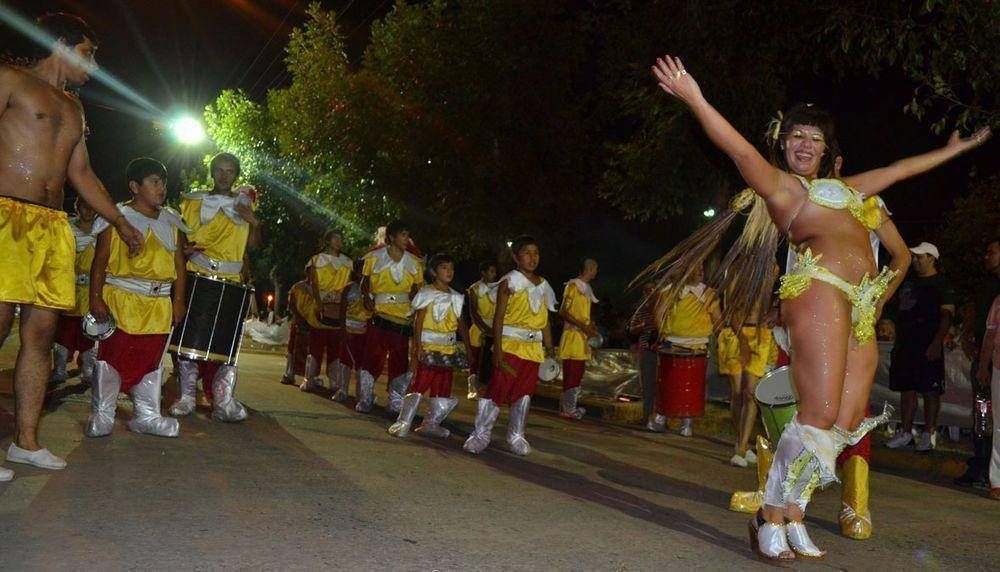 Con la participaci�n de comparsas, carrozas y motivos libres se realiz� la segunda noche de carnaval