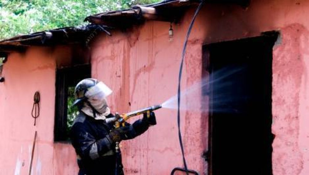 Vecinos prendieron fuego a la casa donde fue encontrada la menor