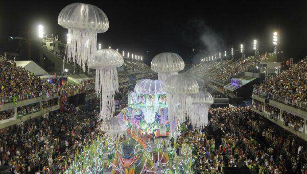  Carnaval tr�gico en Brasil: cuatro muertos al incendiarse carroza