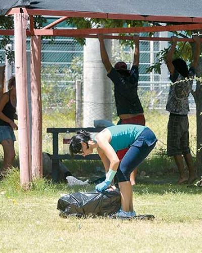 Funcionarios limpian ba�os del camping