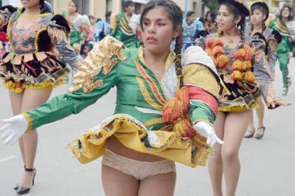 Masivo acompa�amiento a las m�s de veinte murgas que desfilaron