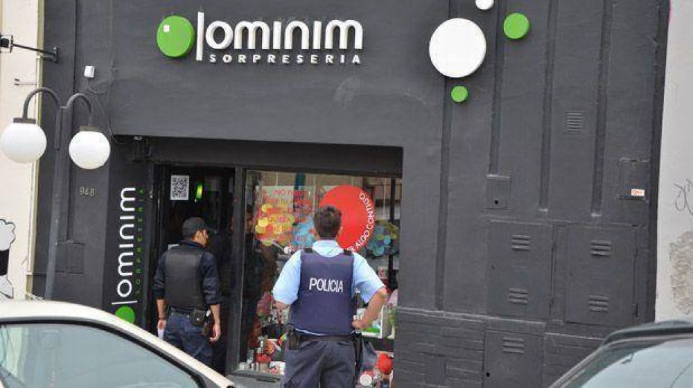 Asalta una regaler�a y se cambia de ropa al escapar