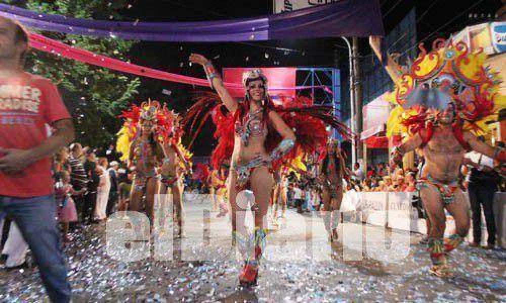 Una multitud disfrut� con el Carnaval