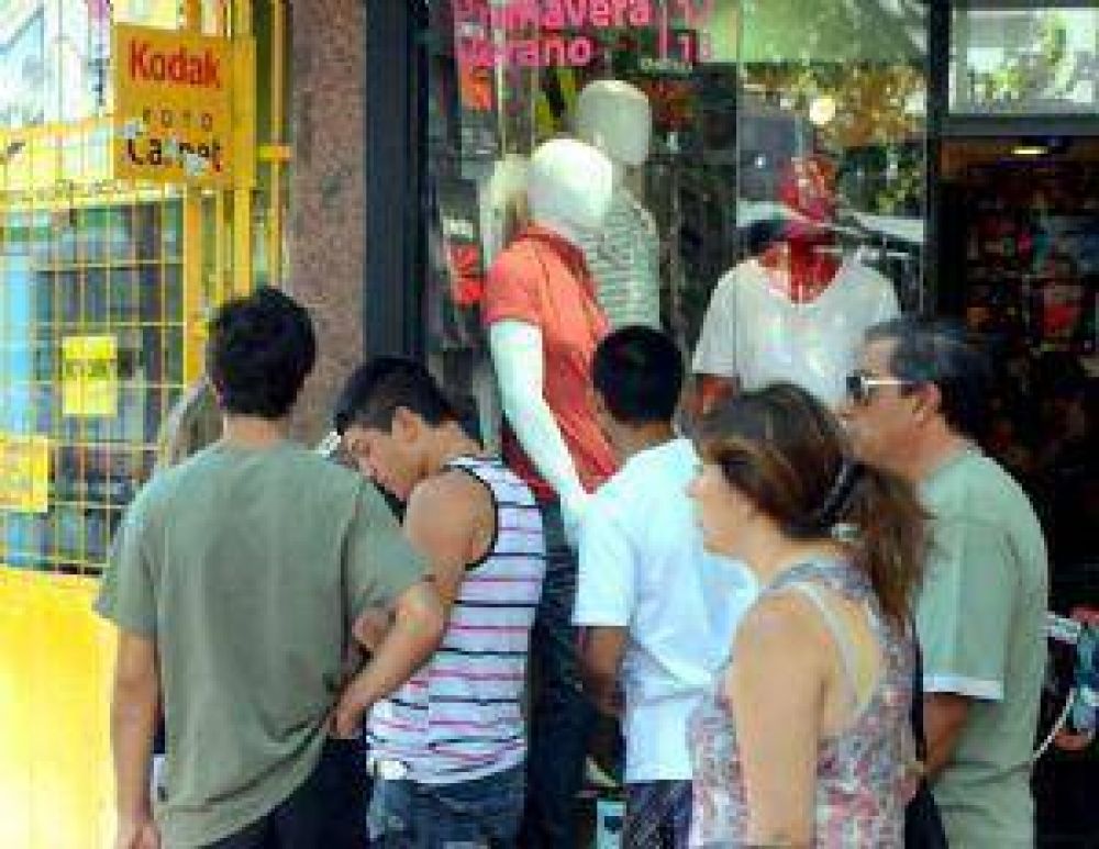 Abrir un feriado: dispar impacto en comercios del centro