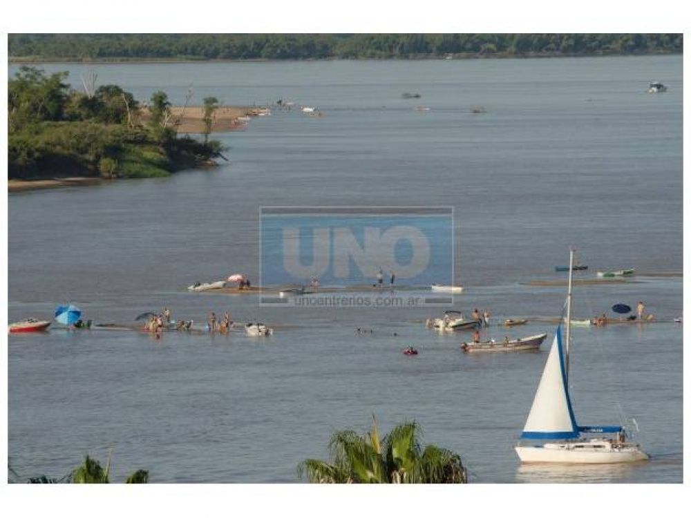 Un banco de arena se convirti� en una playa alternativa para Paran�
