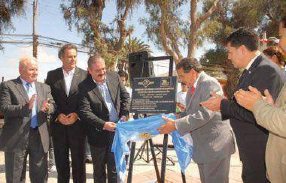 Rinden homenaje a los h�roes de la independencia en Chile