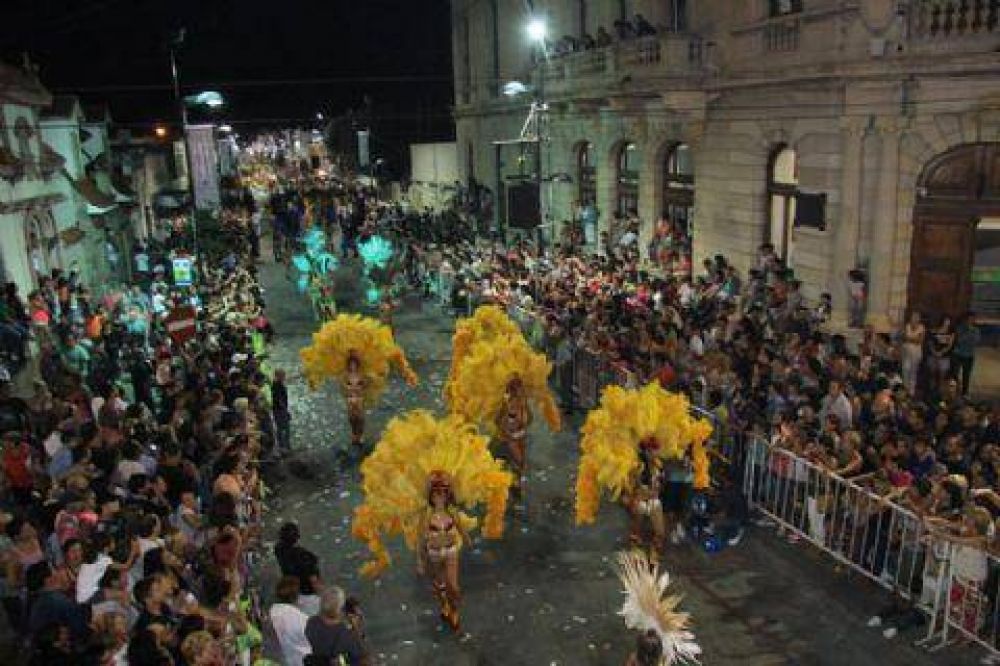 Multitudinaria noche con �El Carnaval de la Regi�n� en Ensenada