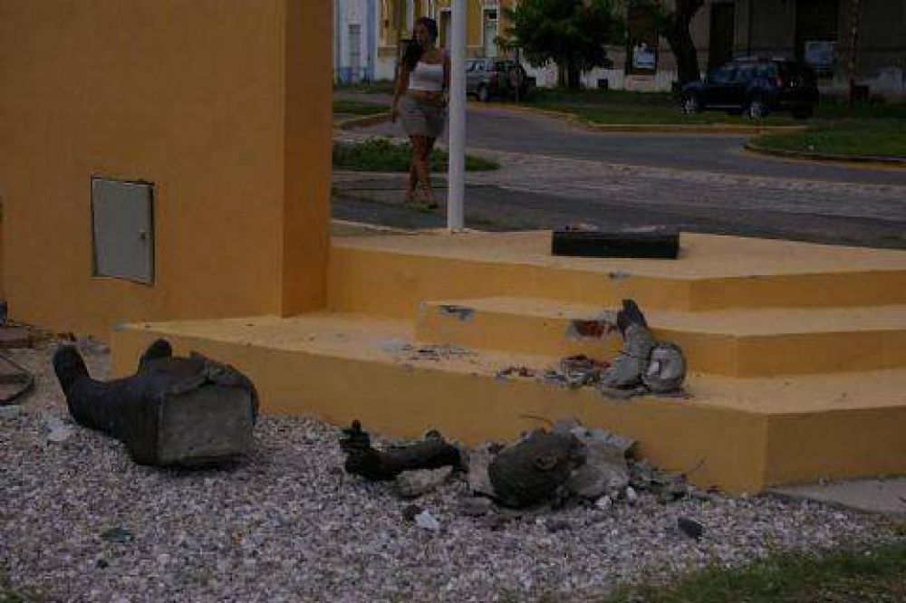 Investigan la destrucci�n del monumento a Alfons�n