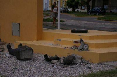 Investigan la destrucci�n del monumento a Alfons�n