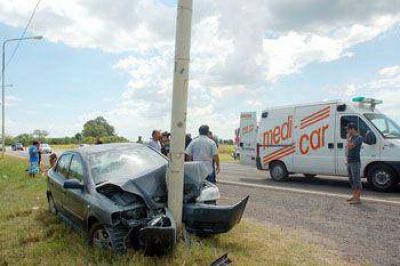 Cinco heridos al chocar un auto contra una columna de alumbrado en la ruta N� 8