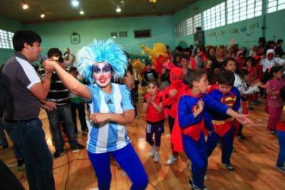 Bailes y disfraces marcaron la continuidad del carnaval 2013