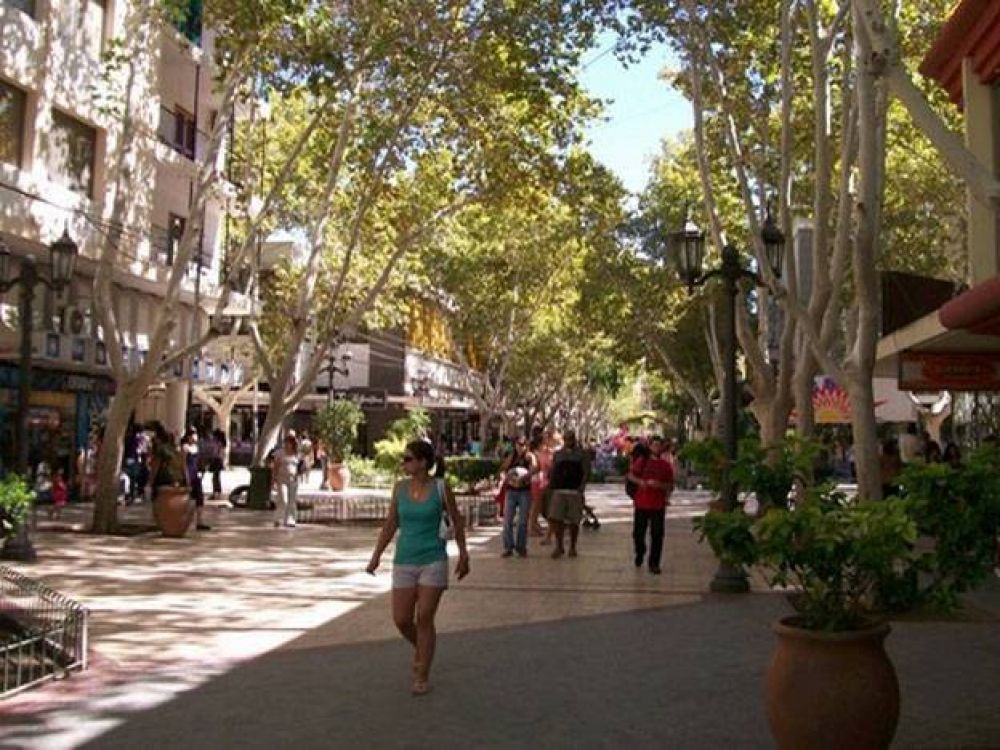 El centro comercial abri� sus puertas durante el medio d�a