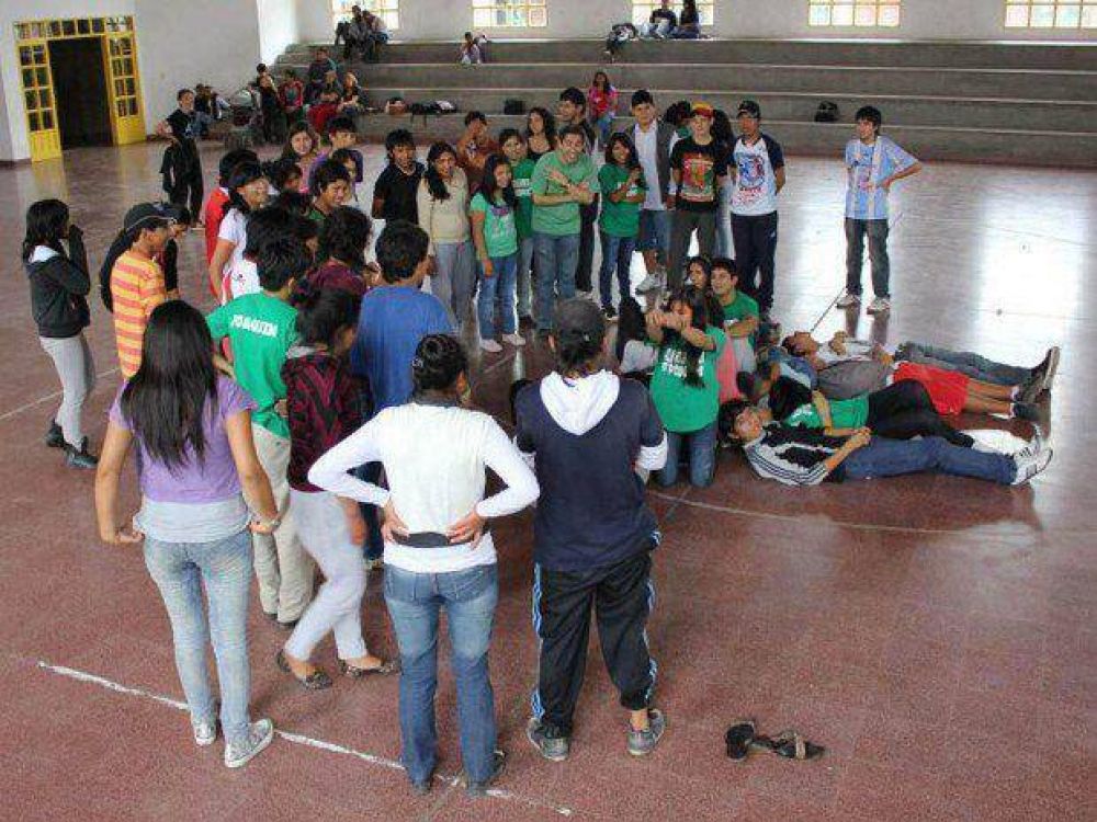 Ayudar a los j�venes a trav�s de la educaci�n