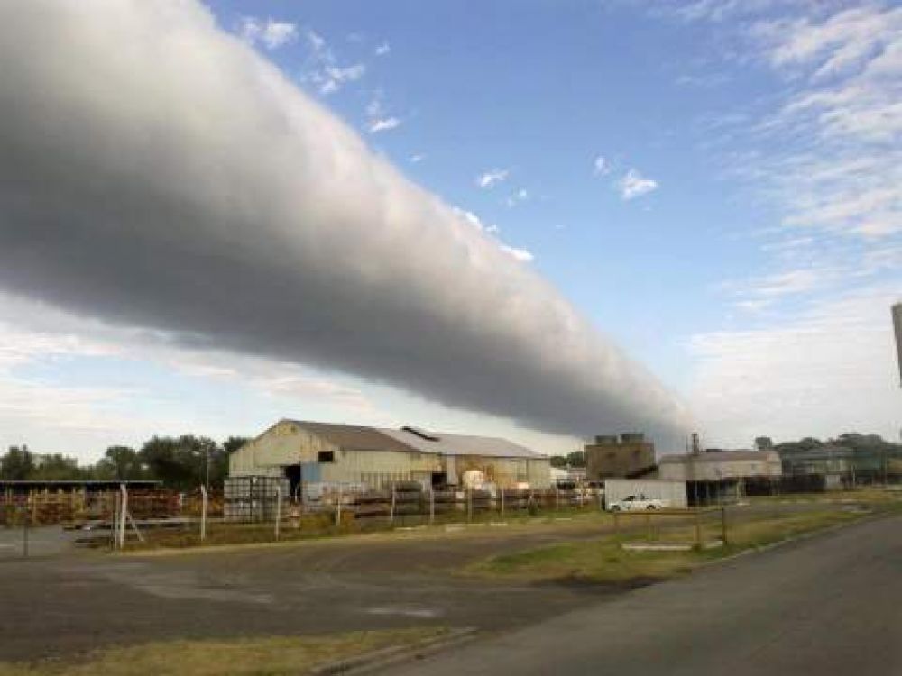 Extra�a formaci�n de nubes en el cielo bragadense