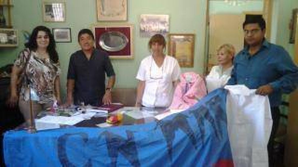 Donaron guardapolvos en el hogar escuela