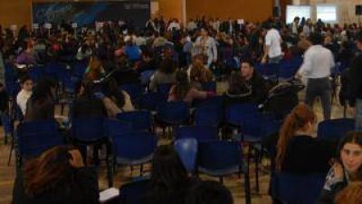 Ateca reclama $ 4.000 de b�sico para todos los docentes