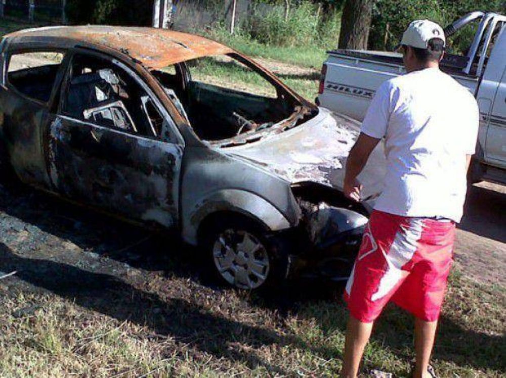 Quemaron un auto en una fiesta privada desenfrenada en Ca�ada