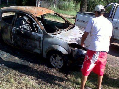 Quemaron un auto en una fiesta privada desenfrenada en Ca�ada