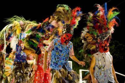 Multitudinaria y colorida fiesta de carnaval en el Parque de los Ni�os