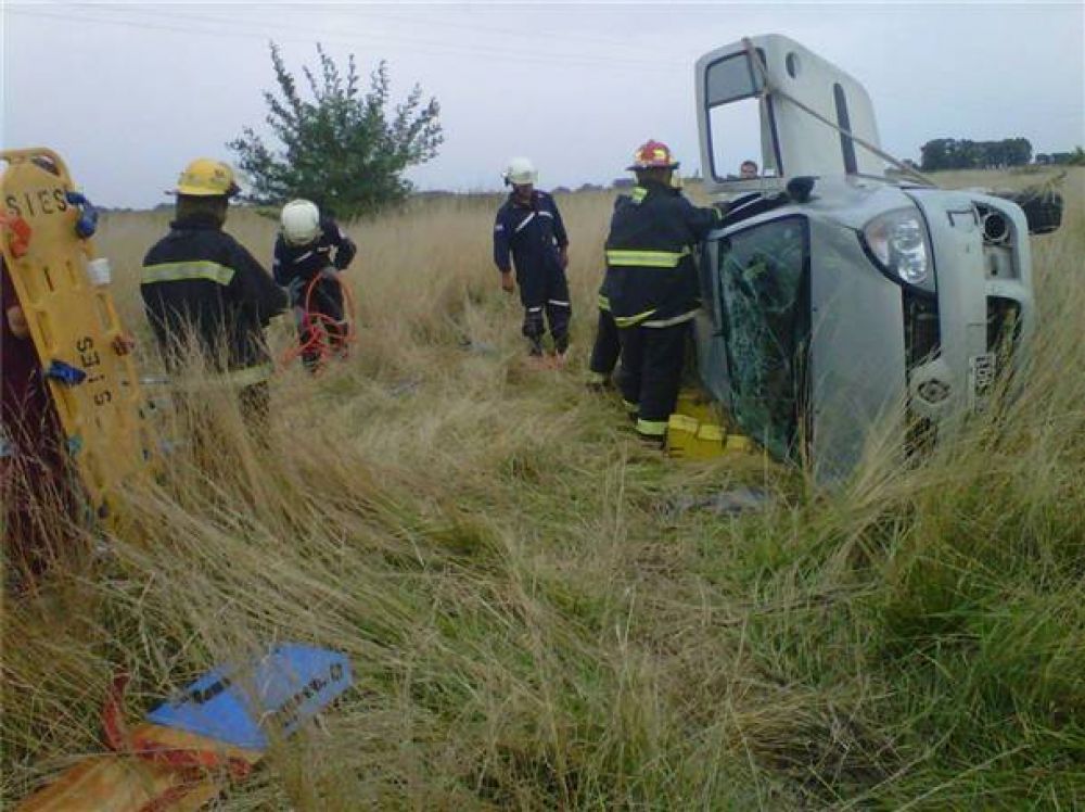 Una persona qued� atrapada tras un vuelco en Ruta 226