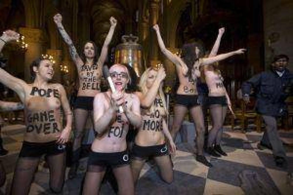 Se desnudaron para festejar la renuncia del Papa