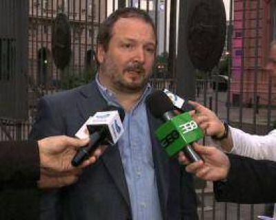 "Queda claro que De la Sota salta de papel�n en papel�n", dijo Sabbatella
