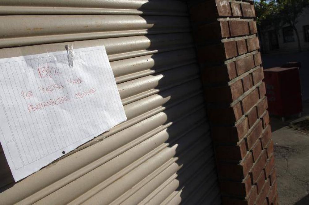 Reducen a empleado y se llevan dinero del correo
