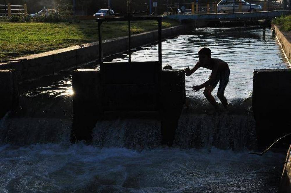 Rompieron trabas de compuertas del canal